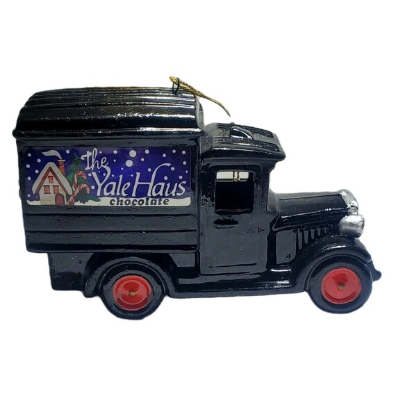 Santa’s Workbench Christmas Village – Yale Haus Chocolate Truck Figure (2015) - Picture 10 of 12